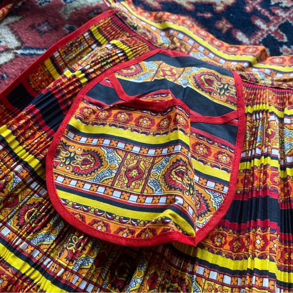 Adorable 1950s Half Apron w/ Accordian Pleats and a Pocket - Picture 3 of 8